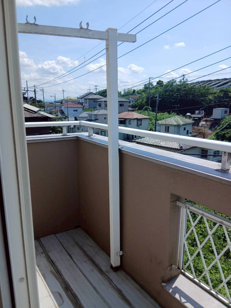 北吉見横川様貸家のバルコニー|バルコニーからの眺めを楽しみながら食事をしませんか
