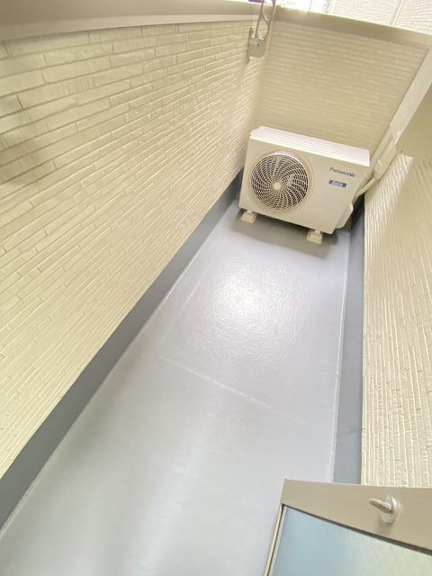 尼崎市東園田町２丁目のアパートのバルコニー