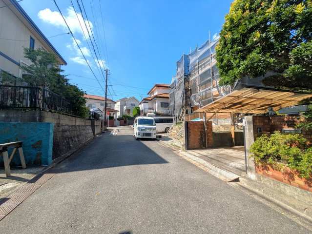南向きのデッキバルコニー　LDK34帖　の前面道路含む現地写真|前面道路