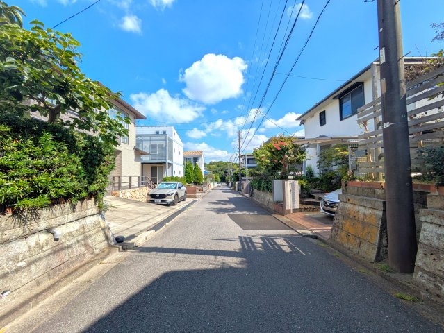 南向きのデッキバルコニー　LDK34帖　の周辺|住宅街