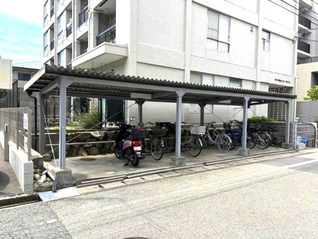 甲子園第2コーポラスの駐輪場|あたたかな朝日が差し込む、東向きのバルコニー。