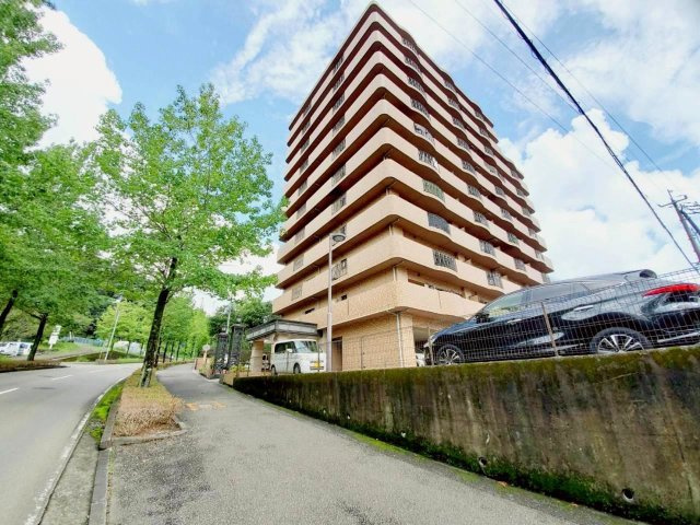 「全居室6帖以上×角部屋」高知市みづき1丁目サントノーレ観月　中古マンションの外観|緑豊かな環境と調和する、洗練された佇まい。