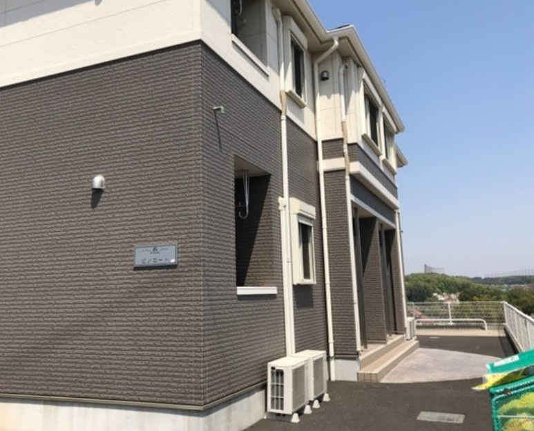 稲城市平尾２丁目のアパートのエントランス