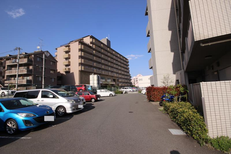 プライム青葉丘の駐車場