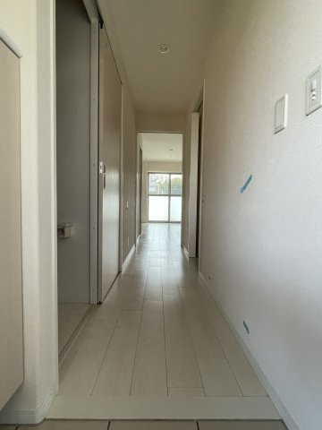 稲城市東長沼の賃貸マンションの玄関