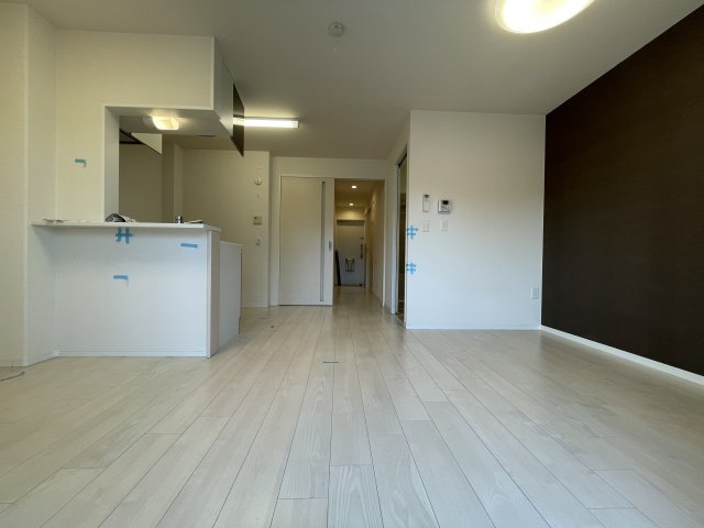 稲城市東長沼の賃貸マンションの居間・リビング