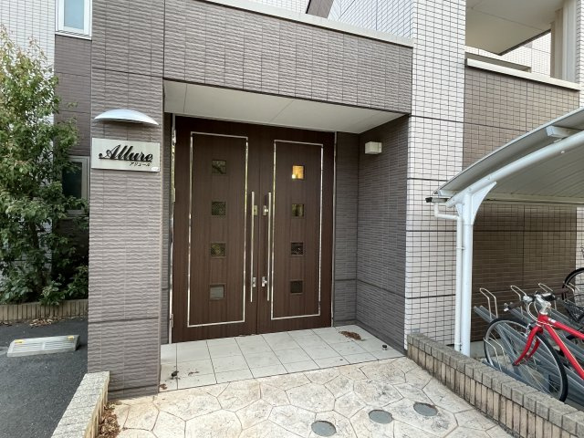 稲城市東長沼の賃貸マンションのエントランス
