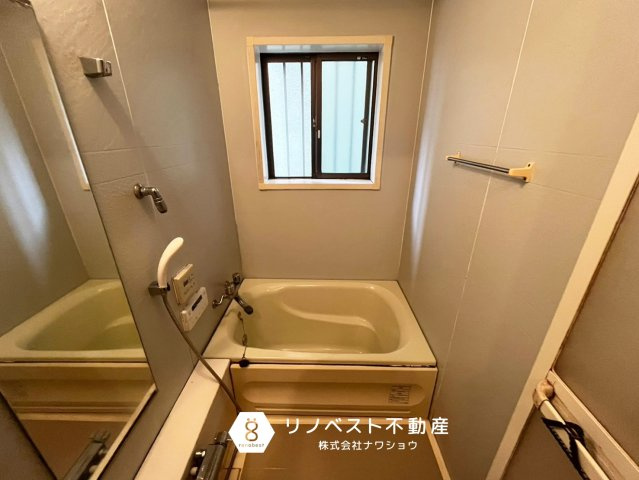 東大阪市池之端町の浴室|追い焚き機能の付いた浴室♪
小窓も付いており、明るく換気も可能で◎
