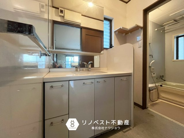 東大阪市池之端町の洗面所|大きいサイズの独立洗面台完備◎
散らかりやすい小物もすっきり片付きますね♪
