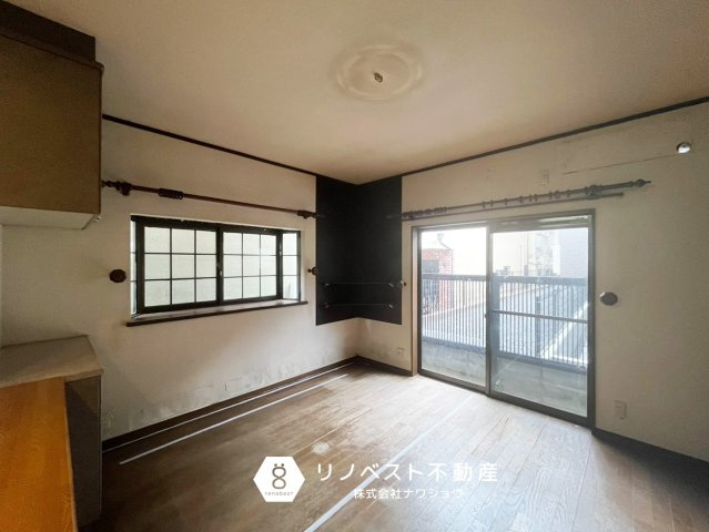 東大阪市池之端町の居間・リビング|リビングが大きな窓に面しており、開放的な空間です♪
