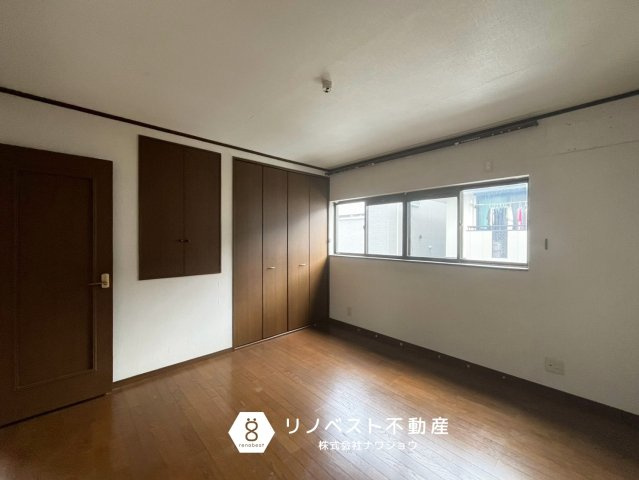 東大阪市池之端町の洋室|約8帖の洋室♪
収納が2ヶ所有り、洋服や趣味道具の収納にもピッタリ◎