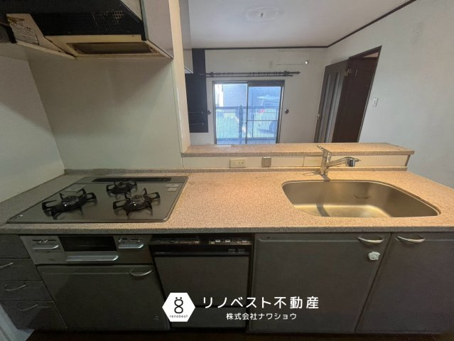 東大阪市池之端町のキッチン|食洗機付きシステムキッチン♪
カウンター越しにリビングダイニングの様子が確認できます◎
