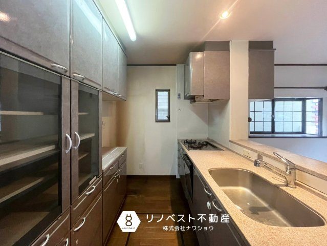 東大阪市池之端町のキッチン|食器棚付き◎
床下収納もあり、食材のストックに便利です♪