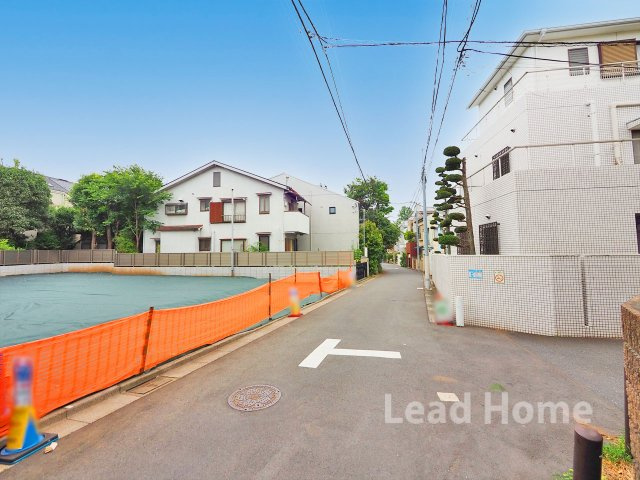 【前面道路含む現地写真】 | 世田谷区北沢1丁目 | 平坦で舗装された綺麗な道路に接しています！ベビーカーでの移動やお散歩も非常にスムーズに行えます♪