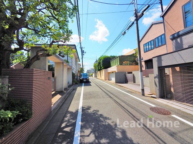 【前面道路含む現地写真】 | 世田谷区等々力5丁目 | 陽当たりと風通しの双方が良好な住環境です！室内全体に新鮮な空気と明るい光を取り込むことができます♪
