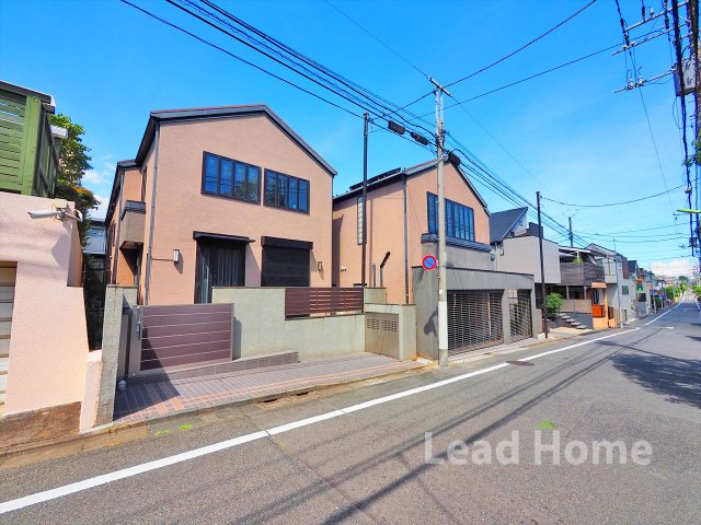 【前面道路含む現地写真】 | 世田谷区等々力5丁目 | 道路幅にゆとりがあり車の対向もスムーズです！お車の出し入れや駐車もストレスなく楽々行っていただけます！