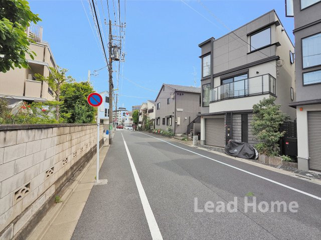 【前面道路含む現地写真】 | 世田谷区等々力7丁目 | 道路幅にゆとりがあり車の対向もスムーズです！お車の出し入れや駐車もストレスなく楽々行っていただけます！