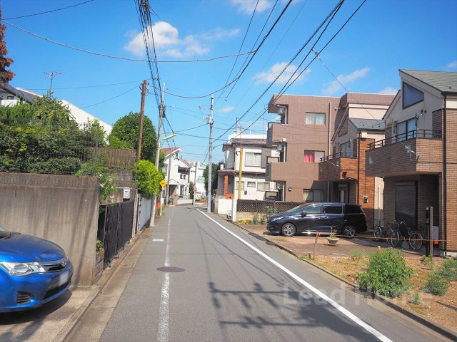 【前面道路含む現地写真】 | 世田谷区赤堤1丁目 | 見通しが良く綺麗な前面道路に面しています！車通りが控えめで小さなお子様がいるご家庭も安心できます！