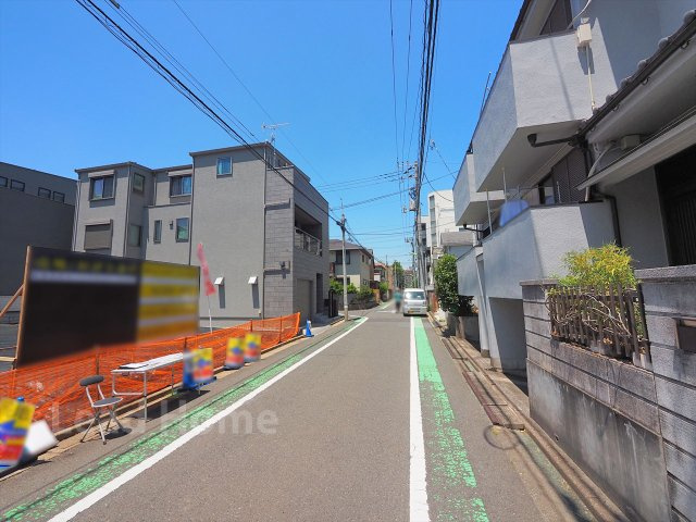 【前面道路含む現地写真】 | 世田谷区下馬1丁目 | 平坦で舗装された綺麗な道路に接しています！ベビーカーでの移動やお散歩も非常にスムーズに行えます♪