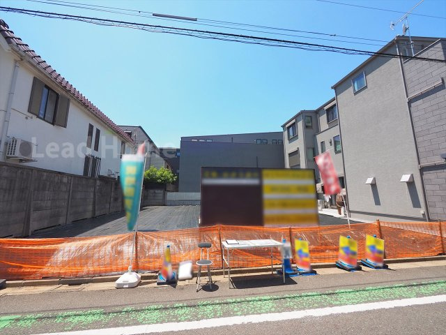 【外観】 | 世田谷区下馬1丁目 | 広い敷地を活かして複数台の駐車場確保も可能です！お友達や親戚が車で訪れた際も便利に活用できます♪
