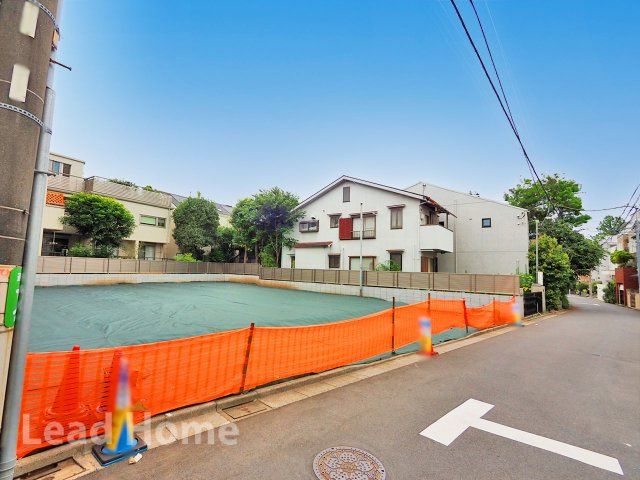 【前面道路含む現地写真】 | 世田谷区北沢1丁目 | 車での出入りもしやすい道路幅を確保しています！日々の買い物や休日のお出かけも快適に行えますね♪