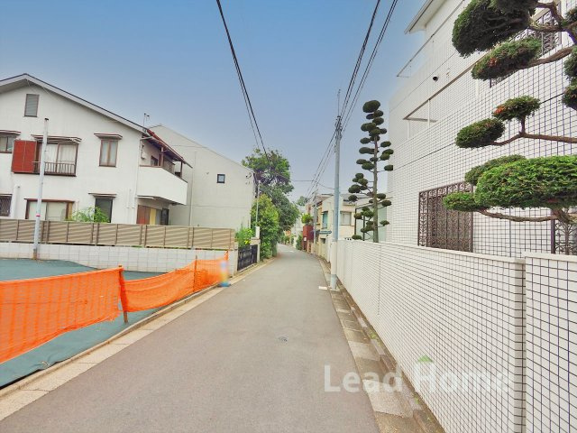 【前面道路含む現地写真】 | 世田谷区北沢1丁目 | 前面にゆとりの空間が広がる明るい現地です！風通りも良好で年間を通して爽やかな風が通り抜けます♪