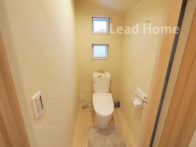 【トイレ】 | 世田谷区三宿2丁目 | 自然光が入る明るく衛生的なトイレ空間です！温水洗浄便座付きで季節を問わず快適に利用できますね♪