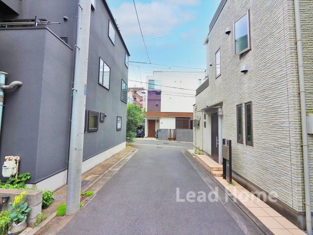 【前面道路含む現地写真】 | 世田谷区三軒茶屋1丁目 | 舗装された平坦な前面道路となっております！ベビーカーでの移動や毎日の徒歩移動もスムーズに行えます♪