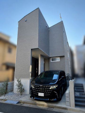 【外観】 | 世田谷区下馬1丁目 | スタイリッシュな外装と車庫を備えた戸建て住宅！雨の日でもスムーズにお車の出入りや荷物搬入が行えます♪