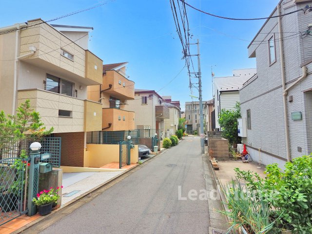 【前面道路含む現地写真】 | 世田谷区代田2丁目 | 車通りが少なく落ち着いた周辺道路となっております！小さなお子様がいるご家庭も安心して移動が可能♪