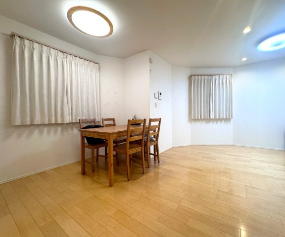 【居間・リビング】 | 世田谷区池尻2丁目 | 複数の窓から明るい自然光が届く爽やかなリビング！家族で囲む毎日の食卓も明るく賑やかになります♪