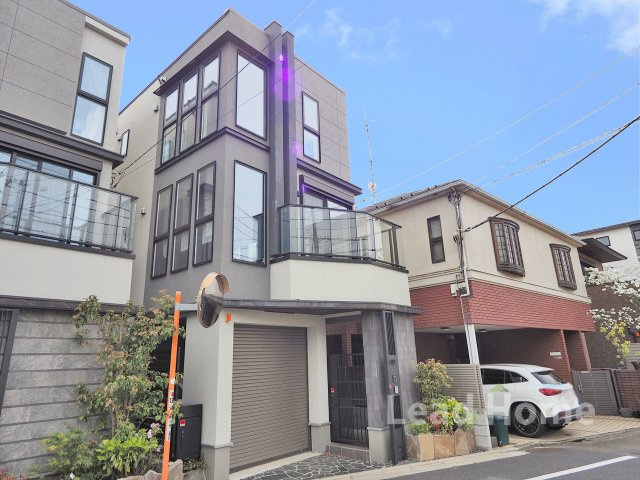 【外観】 | 世田谷区等々力7丁目 | 青空のもと陽当たりと風通りに恵まれた好立地！明るい自然光を感じながら毎日爽やかに過ごせますね♪