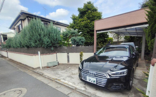 【外観】 | 世田谷区若林4丁目 | 屋根付きの駐車スペースを備えた戸建て住宅！雨の日でも濡れずにお車の出入りや荷物出し入れが可能♪