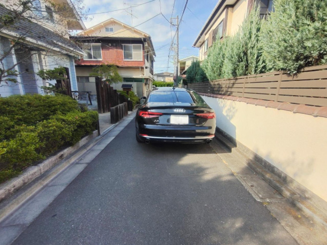 【前面道路含む現地写真】 | 世田谷区若林4丁目 | 車通りが少なく落ち着いた周辺道路となっております！小さなお子様がいるご家庭も安心して移動が可能♪