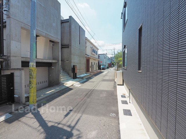【前面道路含む現地写真】 | 世田谷区砧6丁目 | 車通りが少なく落ち着いた周辺道路となっております！小さなお子様がいるご家庭も安心して移動が可能♪