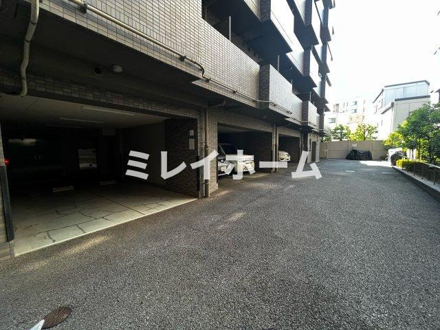 ルーブル仲六郷壱番館の駐車場