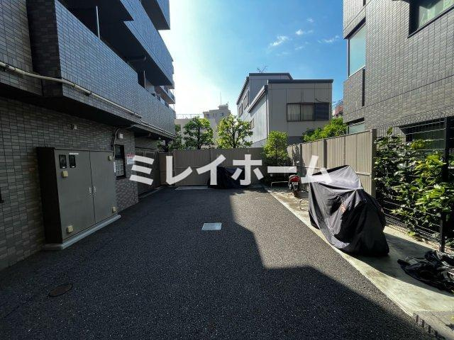 ルーブル仲六郷壱番館の駐車場