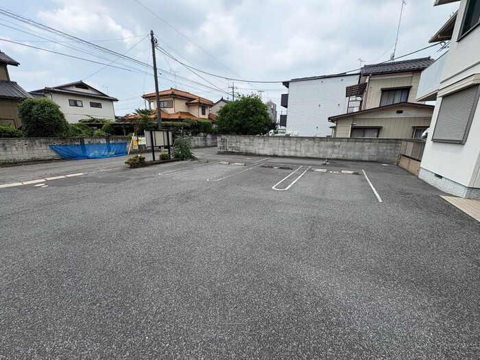 ヴィラ エクレールの駐車場