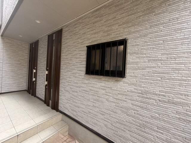 【玄関】 | 世田谷区北沢5丁目 | 壁面の質感がおしゃれな高級感のあるアプローチ！屋根付きで雨の日でも慌てずに鍵の出し入れが可能♪