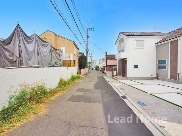 【前面道路含む現地写真】 | 世田谷区砧1丁目 | 閑静な住宅街に位置する明るい前面道路です！周りを気にせず落ち着いて穏やかに過ごせるロケーション！