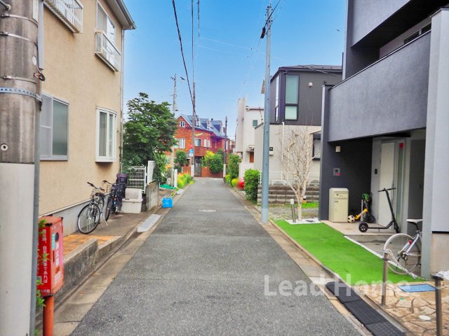 【前面道路含む現地写真】 | 世田谷区下馬4丁目 | 見通しが良く綺麗な前面道路です！車通りが少なく小さなお子様がいるご家庭も安心して暮らせる住環境です♪