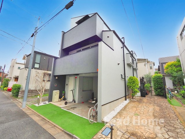 【外観】 | 世田谷区下馬4丁目 | フラットで歩きやすい前面道路に接しています！ベビーカーを押してのお散歩やお買い物もストレスフリーです♪