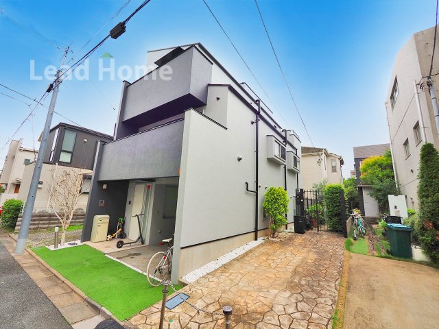 【外観】 | 世田谷区下馬4丁目 | 前面に視界を遮る高い建物がなく開放的です！室内にも心地よい光がたっぷり差し込む明るい住環境です♪