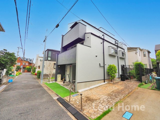 【前面道路含む現地写真】 | 世田谷区下馬4丁目 | 穏やかな住宅街に位置する安心の立地です！