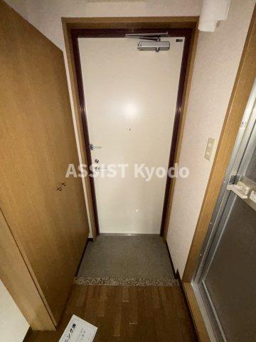狛江市和泉本町３丁目の賃貸マンションの玄関