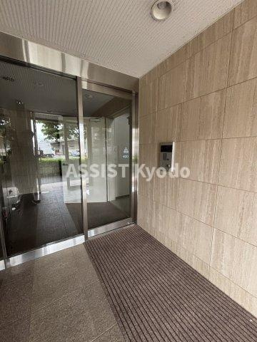 狛江市和泉本町３丁目の賃貸マンションのエントランス