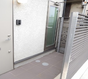 ROOMSの玄関