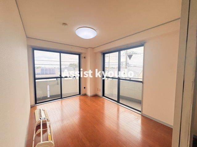 狛江市中和泉４丁目の賃貸マンションの居間・リビング