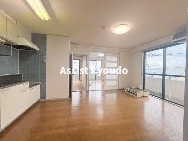 狛江市中和泉４丁目の賃貸マンションの居間・リビング