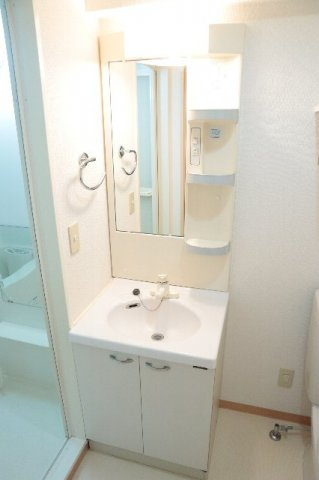 【洗面所】 | らふぃね壱番館 | 今はやりのトイレ洗面同室タイプのお部屋です